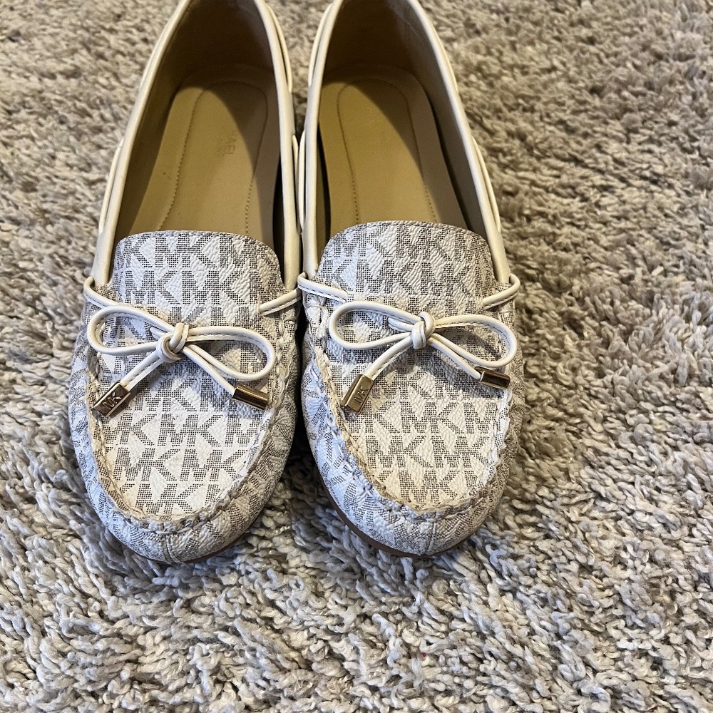 Women's Micheal Kors 8.5 flats